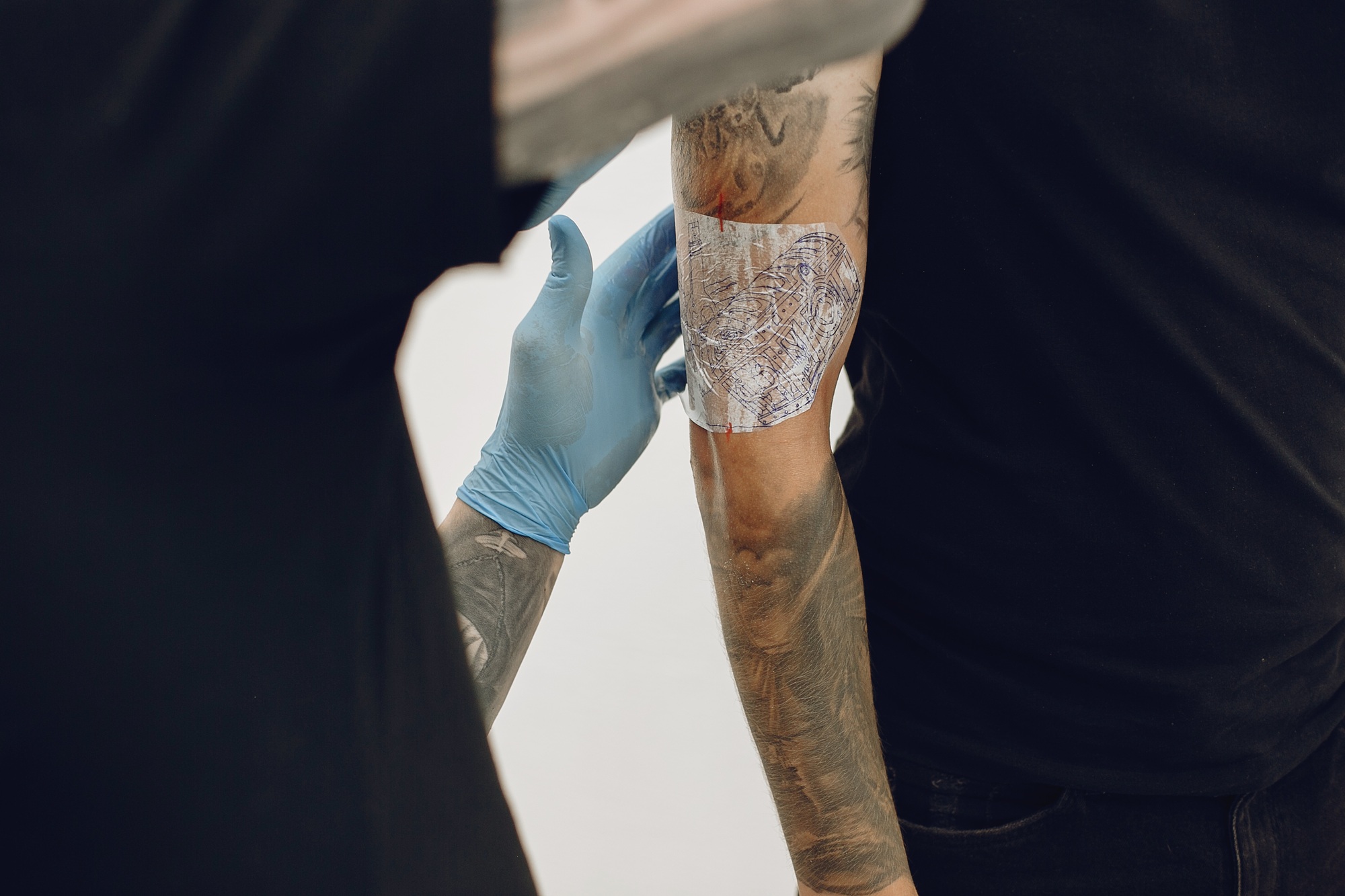 Man doing a tattoo in a tattoo salon