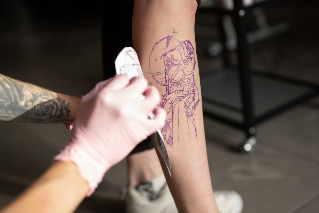 cartoon tattoo fremhævet - Illustration