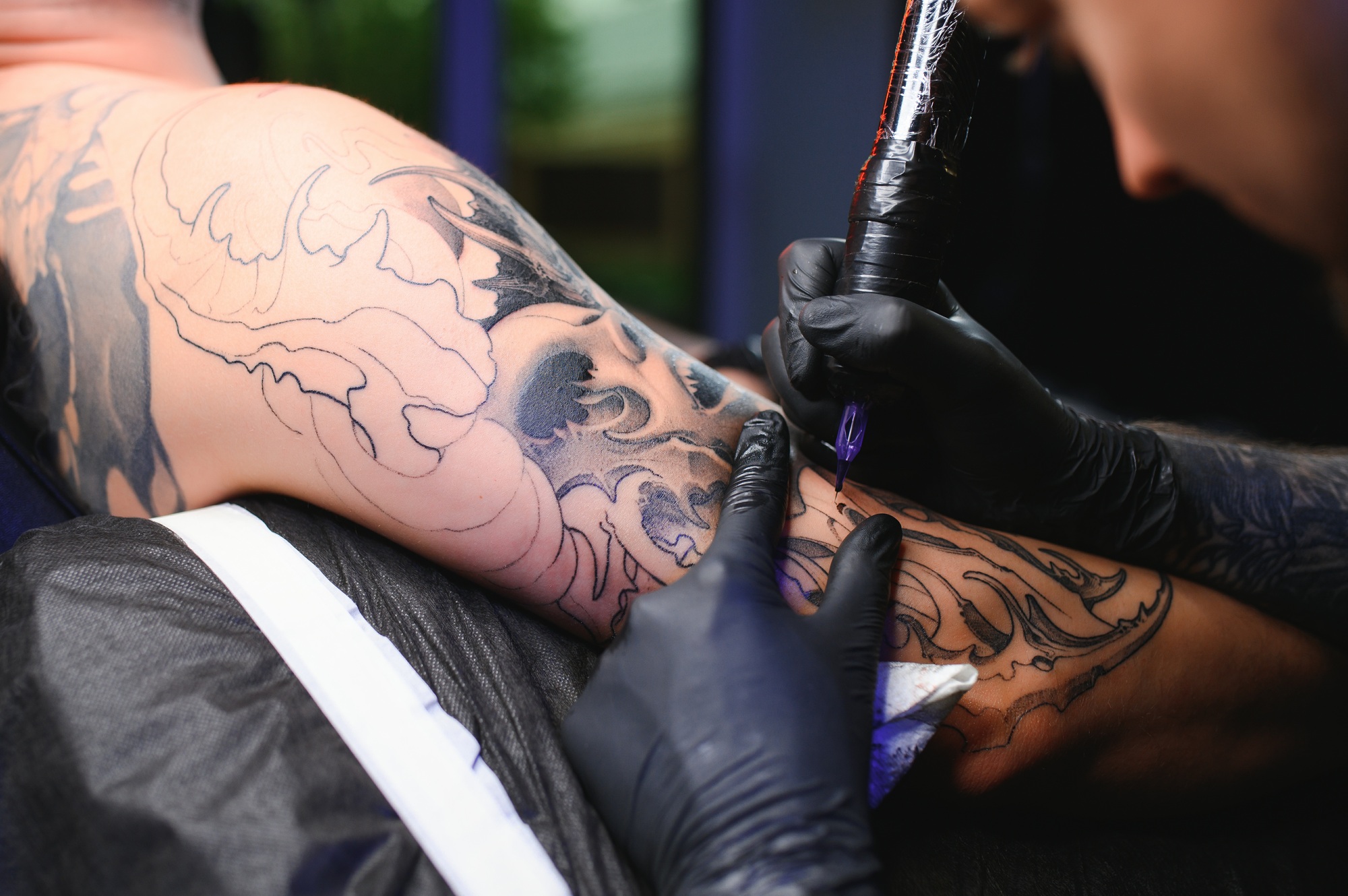 Professional tattoo artist makes a tattoo